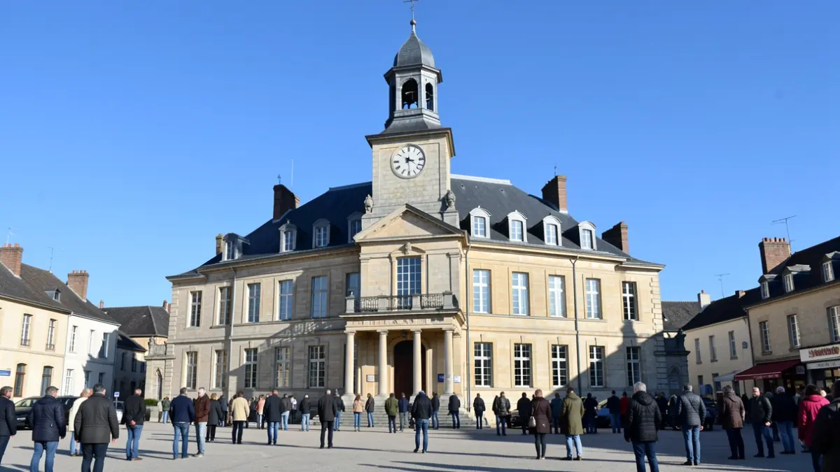 Façade de la mairie d'Étampes, un bâtiment historique en pierre avec une tour horloge.