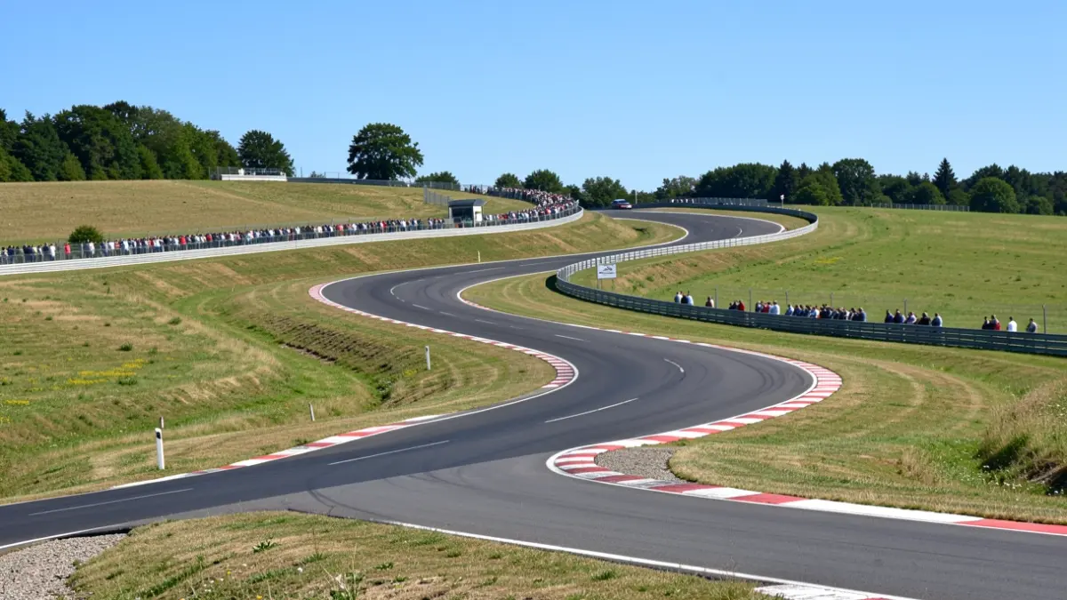Image générique de la course de côte de Tréchy, montrant le parcours sinueux sans spectateurs ni véhicules.