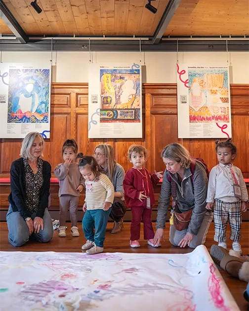 Des enfants participent à des activités au sein du musée.