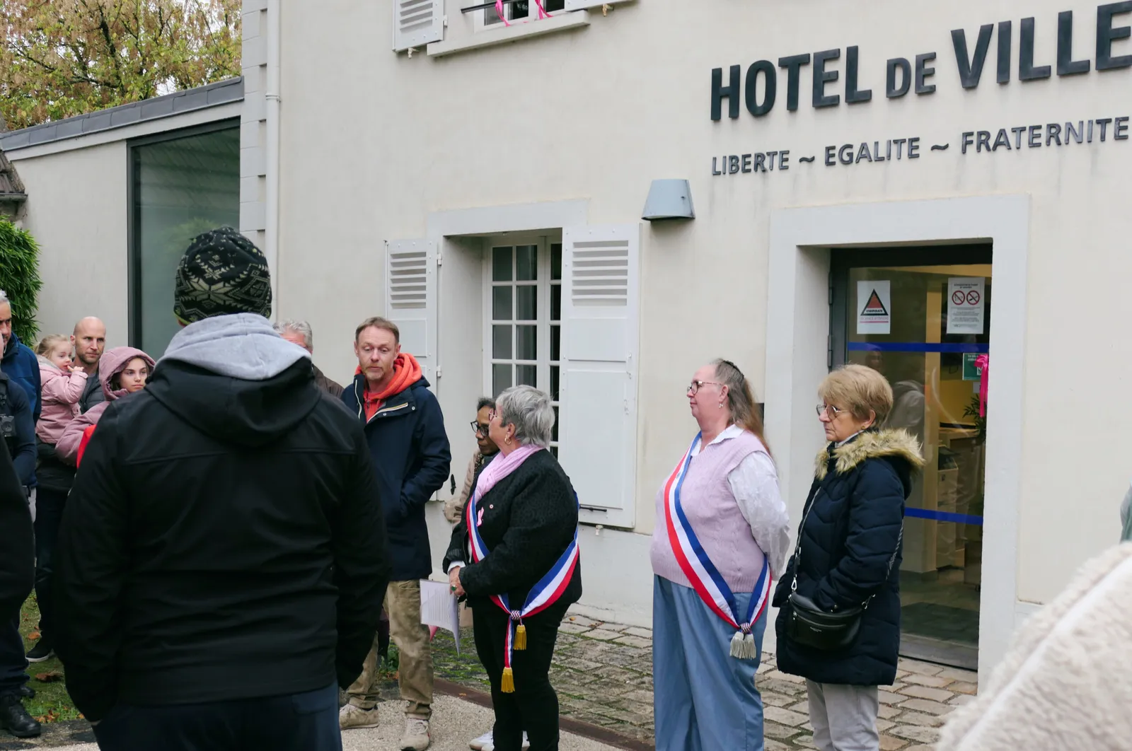 Itteville : Rassemblement citoyen devant la mairie contre les violences