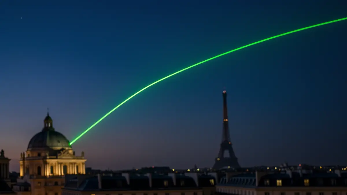 Faisceau laser vert traversant le ciel nocturne de Meudon vers Paris.